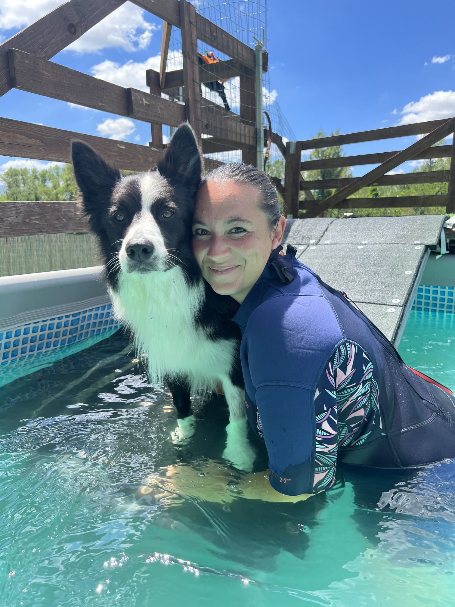 Educatrice cinofila con il suo Border Collie nella piscina di Doggielandia