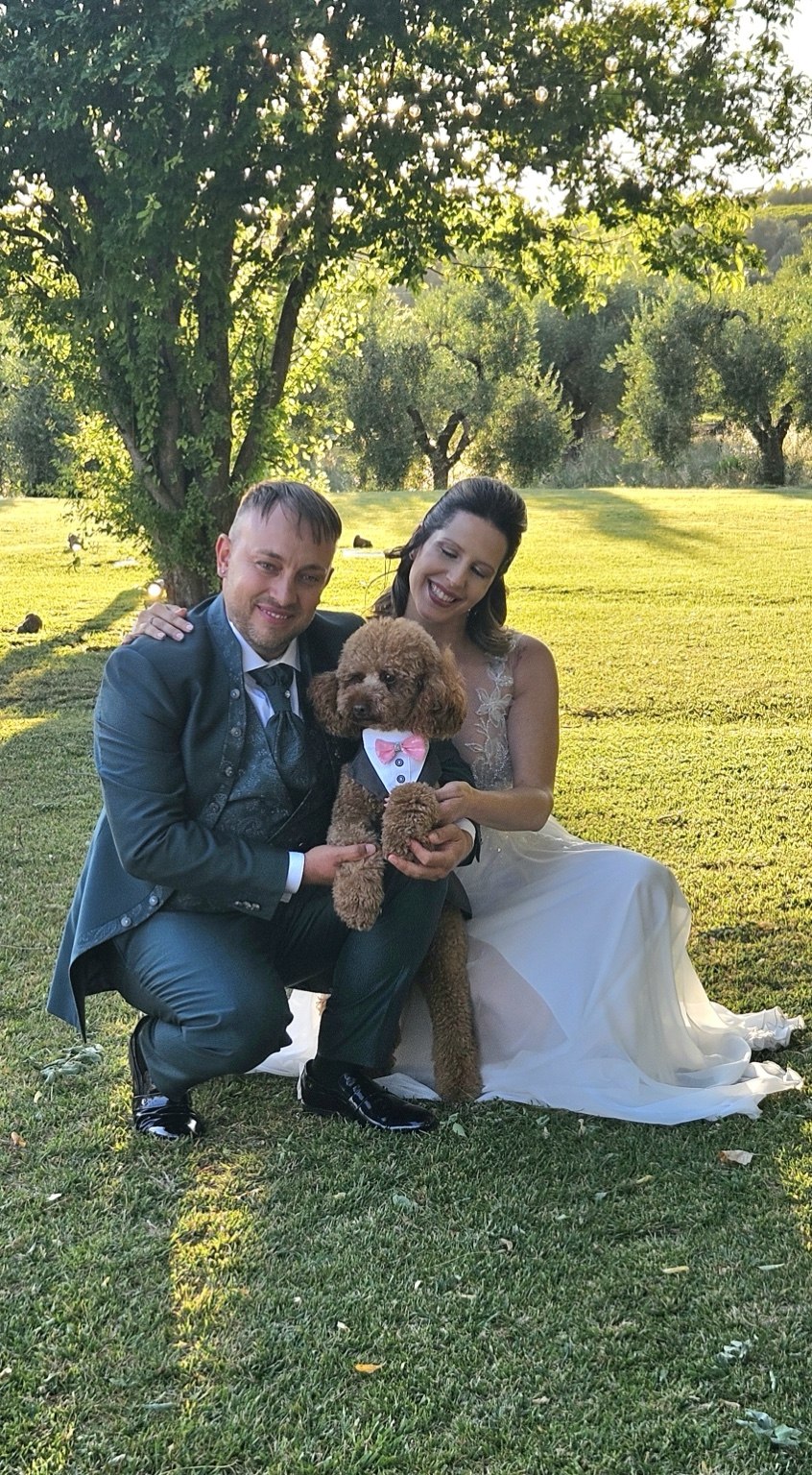 Sposi insieme al proprio cane durante il matrimonio