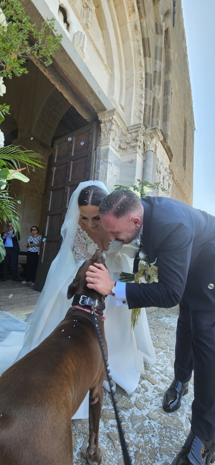 Gli sposi salutano il proprio cane all’uscita dalla chiesa
